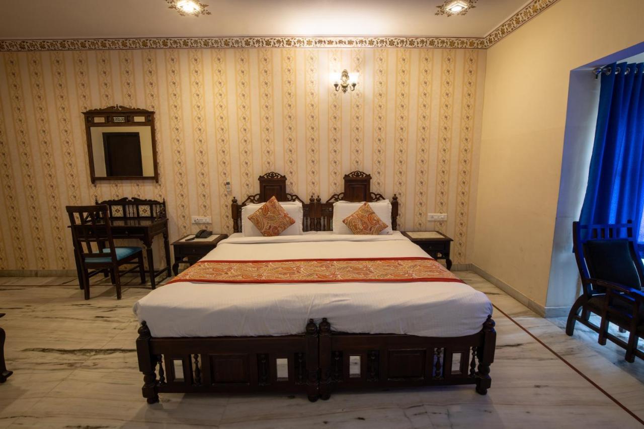 Hotel Royal Pratap Niwas Udaipur Buitenkant foto