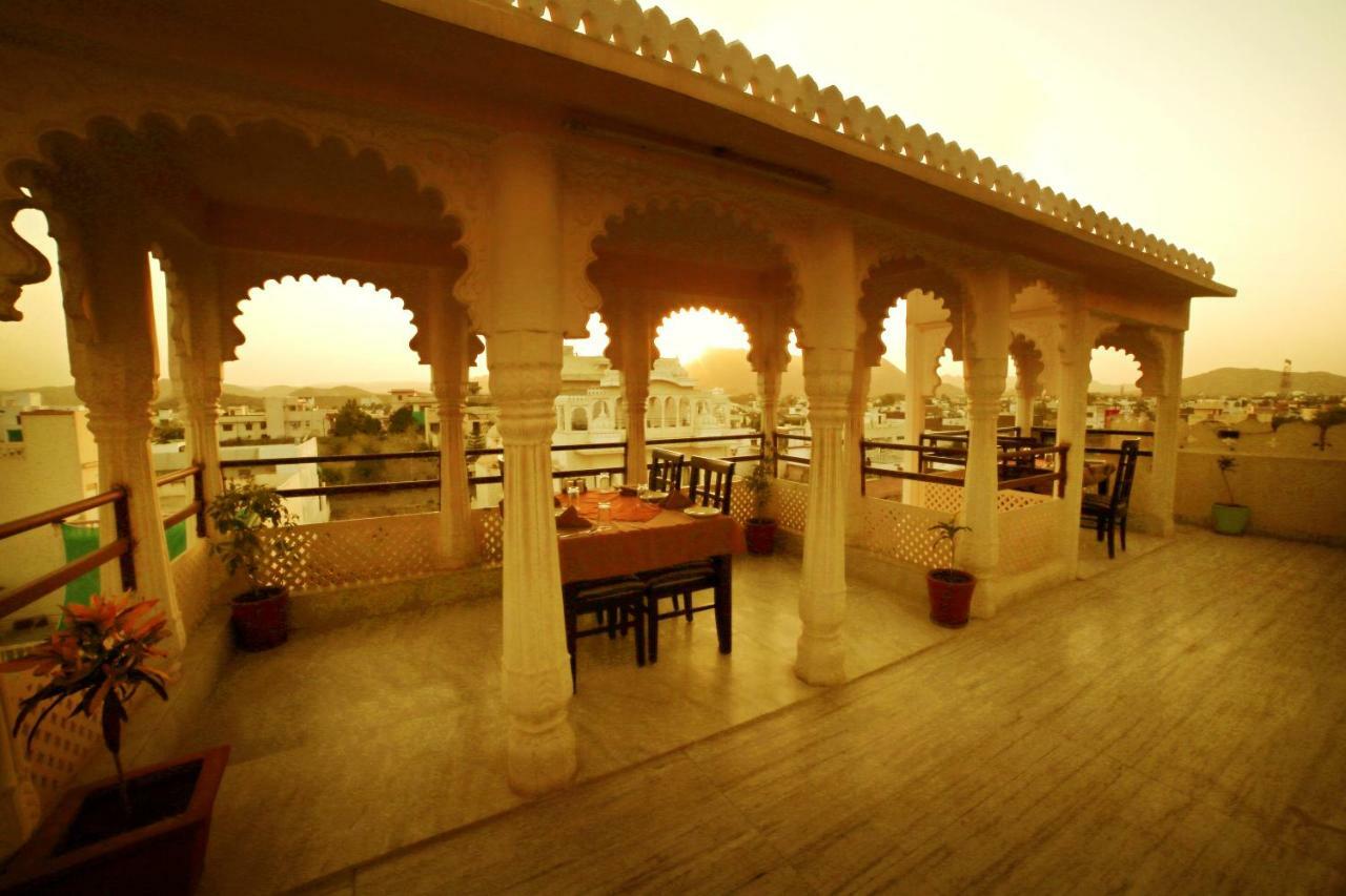 Hotel Royal Pratap Niwas Udaipur Buitenkant foto